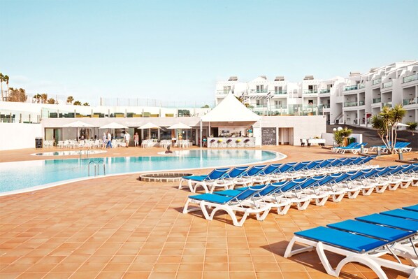 Piscine extérieure, parasols de plage, chaises longues