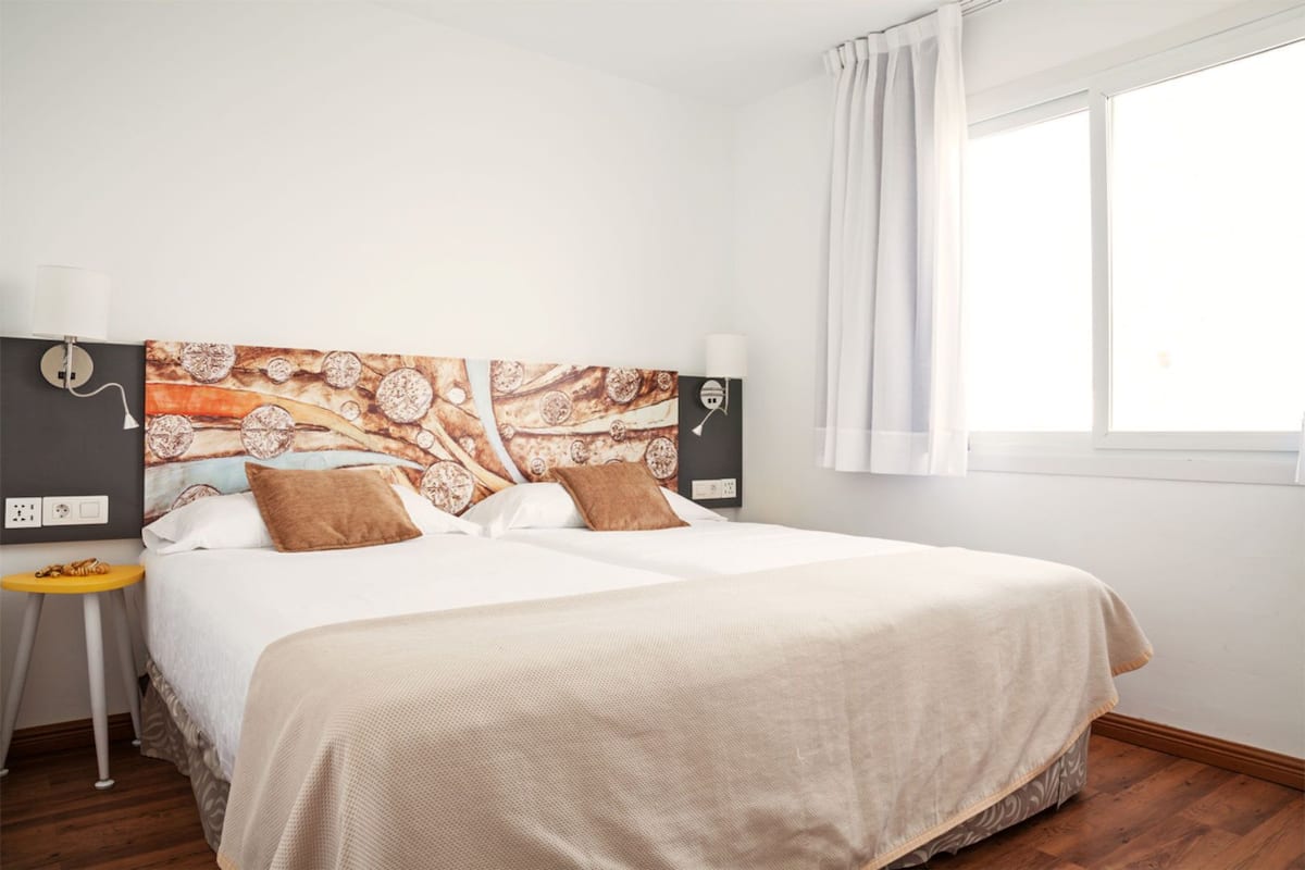 1 habitación, caja de seguridad en la habitación y escritorio 