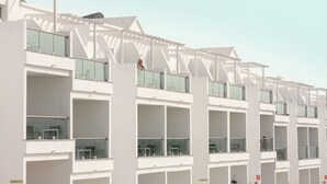 Un immeuble à plusieurs étages doté de balcons, de grandes fenêtres et d’une architecture moderne.