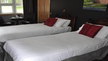 Habitación estándar con 2 camas individuales, baño privado | Decoración individual y sistema de insonorización