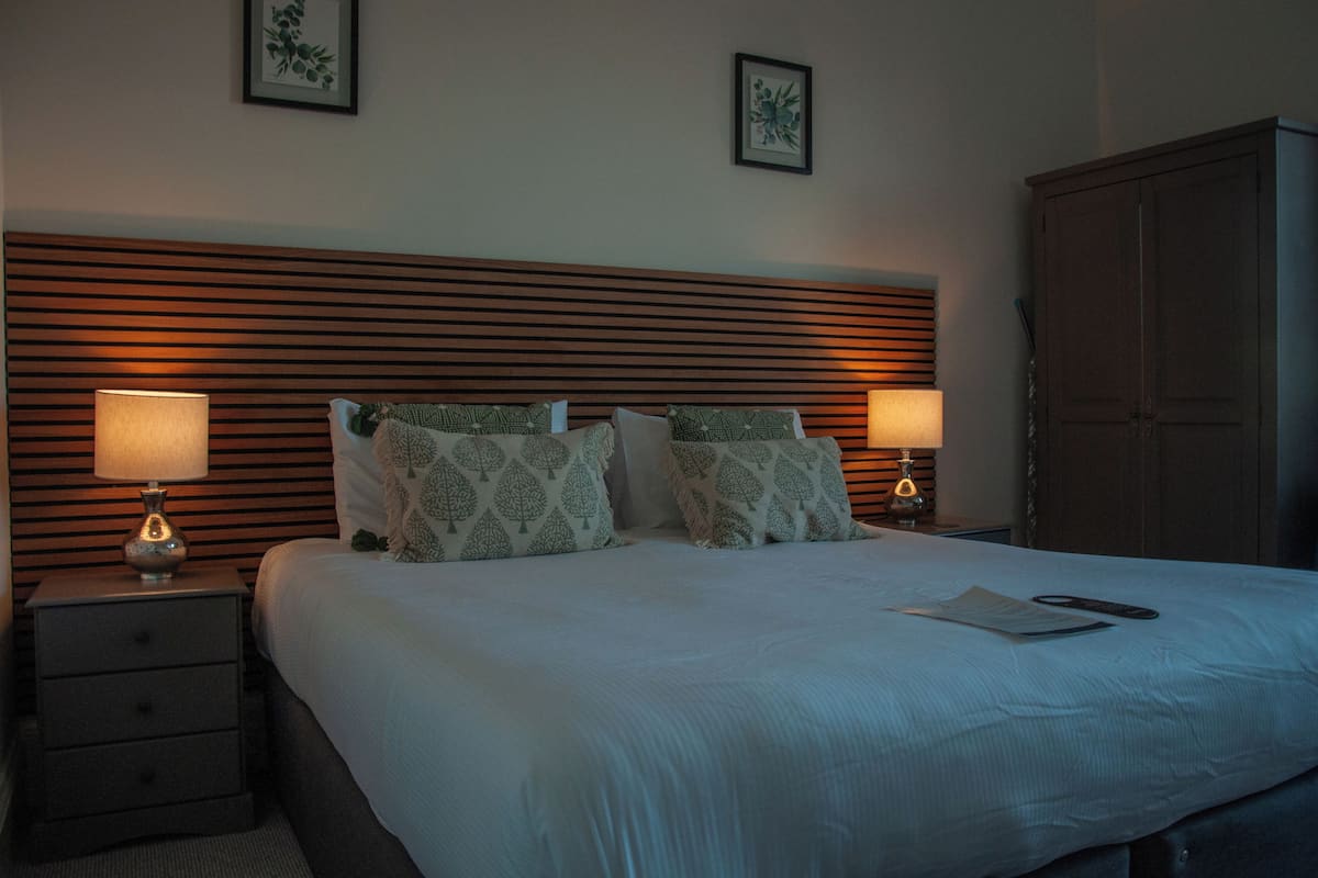 double room, ensuite, sea view | iron/ironing board, free wifi, bed sheets, wheelchair access