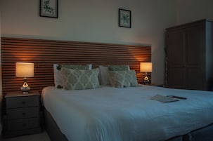 Double Room, Ensuite, Sea View | Iron/ironing board, free WiFi, bed sheets, wheelchair access