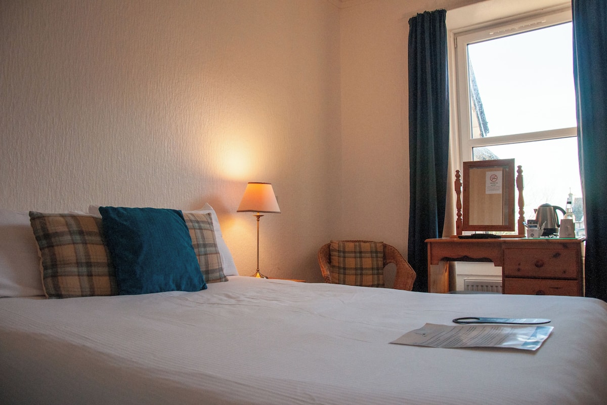 single room, ensuite | iron/ironing board, free wifi, bed sheets, wheelchair access