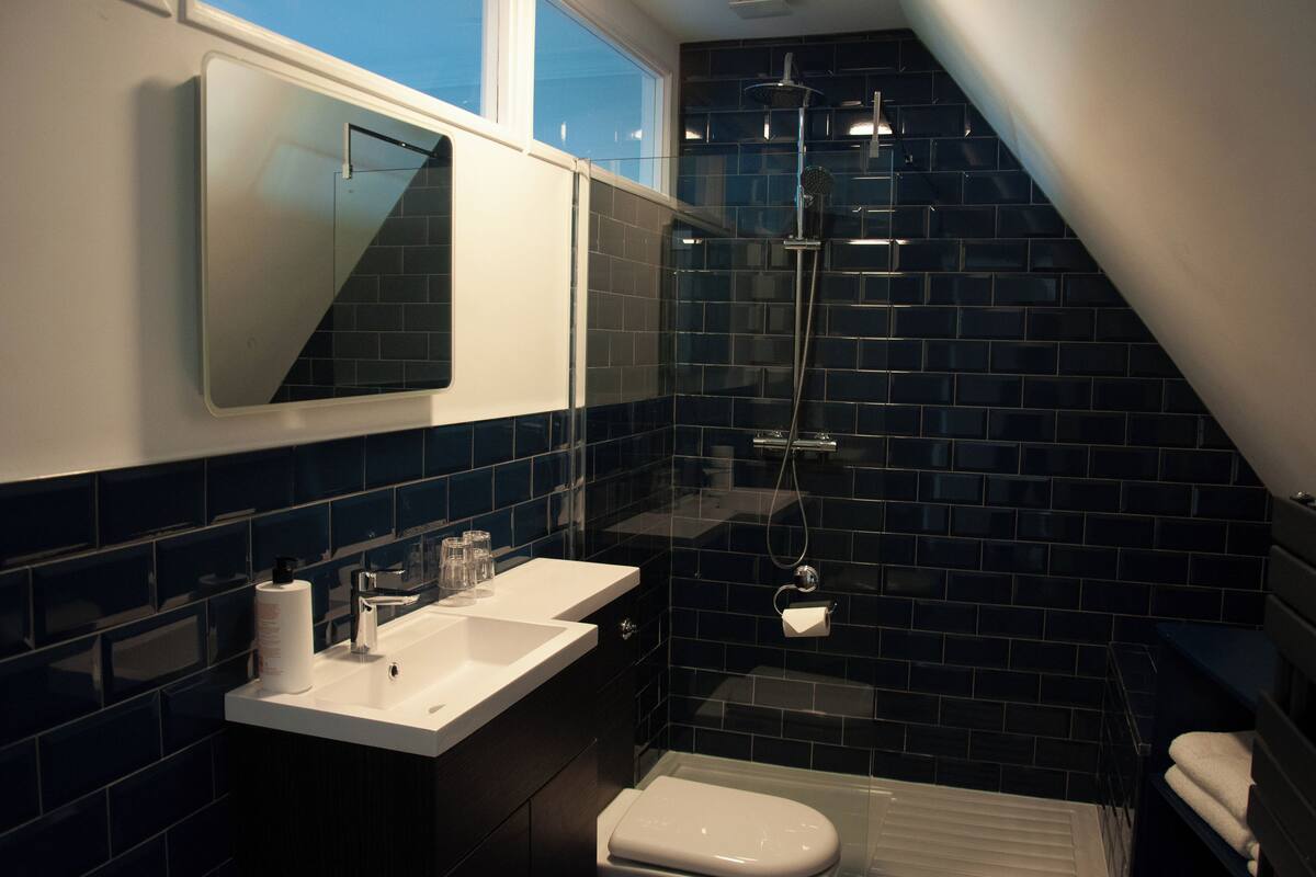 suite, ensuite, garden view (links suite) | bathroom | shower, free toiletries, hair dryer, towels