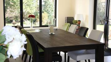 Free daily cooked-to-order breakfast