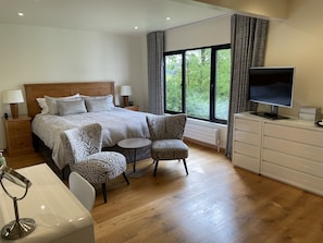 Luxury Room (Spinney – Superking Bed) | Egyptian cotton sheets, premium bedding, individually decorated, desk - White Lodge B&B (Lewes)