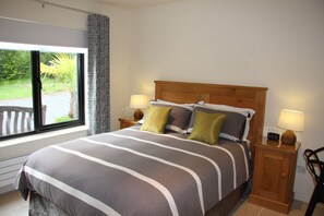 Egyptian cotton sheets, premium bedding, individually decorated, desk - White Lodge B&B (Lewes)