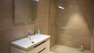 Deluxe Room (Copse) | Bathroom | Shower, rainfall showerhead, designer toiletries, hair dryer