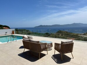 4 piscines extérieures, parasols de plage, chaises longues