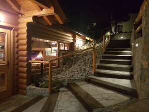 Fassade der Unterkunft – Abend/Nacht