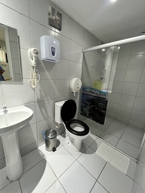 Suite estándar | Baño | Regadera, amenidades de baño gratuitas, secadora de cabello, toallas