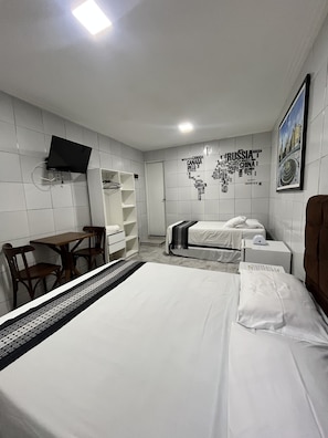 Economy Quadruple Room | Hypo-allergenic bedding, minibar, individually decorated, desk - Pousada Praia Boa Viagem (Recife)
