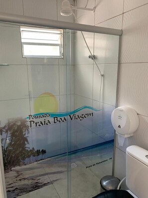 Suihku, ilmaiset hygieniatuotteet, hiustenkuivaaja, pyyhkeet