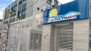 Ein Gebäude mit einem Schild, auf dem 'Pousada Praia Boa Viagem' steht.