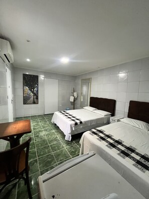 經濟四人房, 2 張標準雙人床 | 防敏寢具、迷你吧、獨特設計、書桌