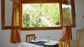 In-room dining - Can Bernat Casetes (Selva)