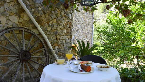 Outdoor dining - Can Bernat Casetes (Selva)