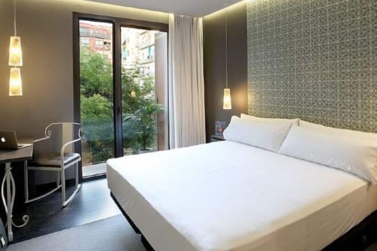 Minibar, caja fuerte, escritorio y sistema de insonorización