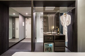 City Single Room (Ground Floor) | Minibar, caja de seguridad en la habitación y escritorio 
