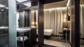 City Single Room (Ground Floor) | Minibar, in-room safe, desk, soundproofing