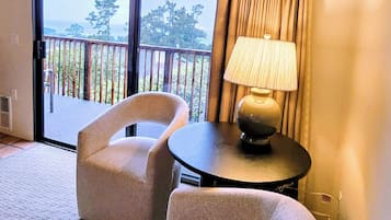 Rom – deluxe | Safe på rommet, strykejern/-brett, wi-fi (inkludert) og sengetøy