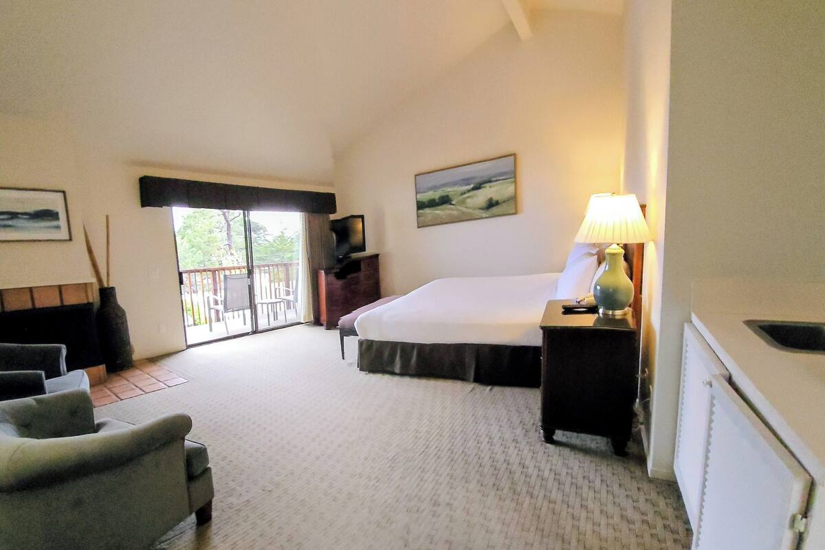 Deluxe Room | In-room safe, iron/ironing board, free WiFi, bed sheets