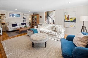 Premier House | Living area | 27-inch flat-screen TV with digital channels - The Parsonage Inn (Orleans)