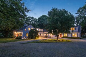 Fachada de la propiedad por la tarde o noche