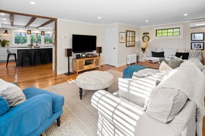 Premier House | Living area | 27-inch flat-screen TV with digital channels - The Parsonage Inn (Orleans)