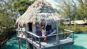 Premier Overwater Bungalow | خزنة داخل الغرفة وتجهيزات عازلة للصوت وواي فاي مجانًا وملاءات أسرّة