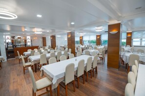 Breakfast, lunch, dinner served; Portuguese cuisine 