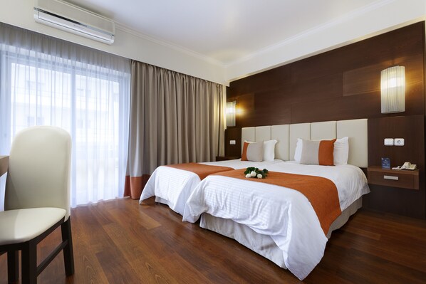 Quarto casal ou duplo | Cofres nos quartos, escrivaninha, cortinas blackout