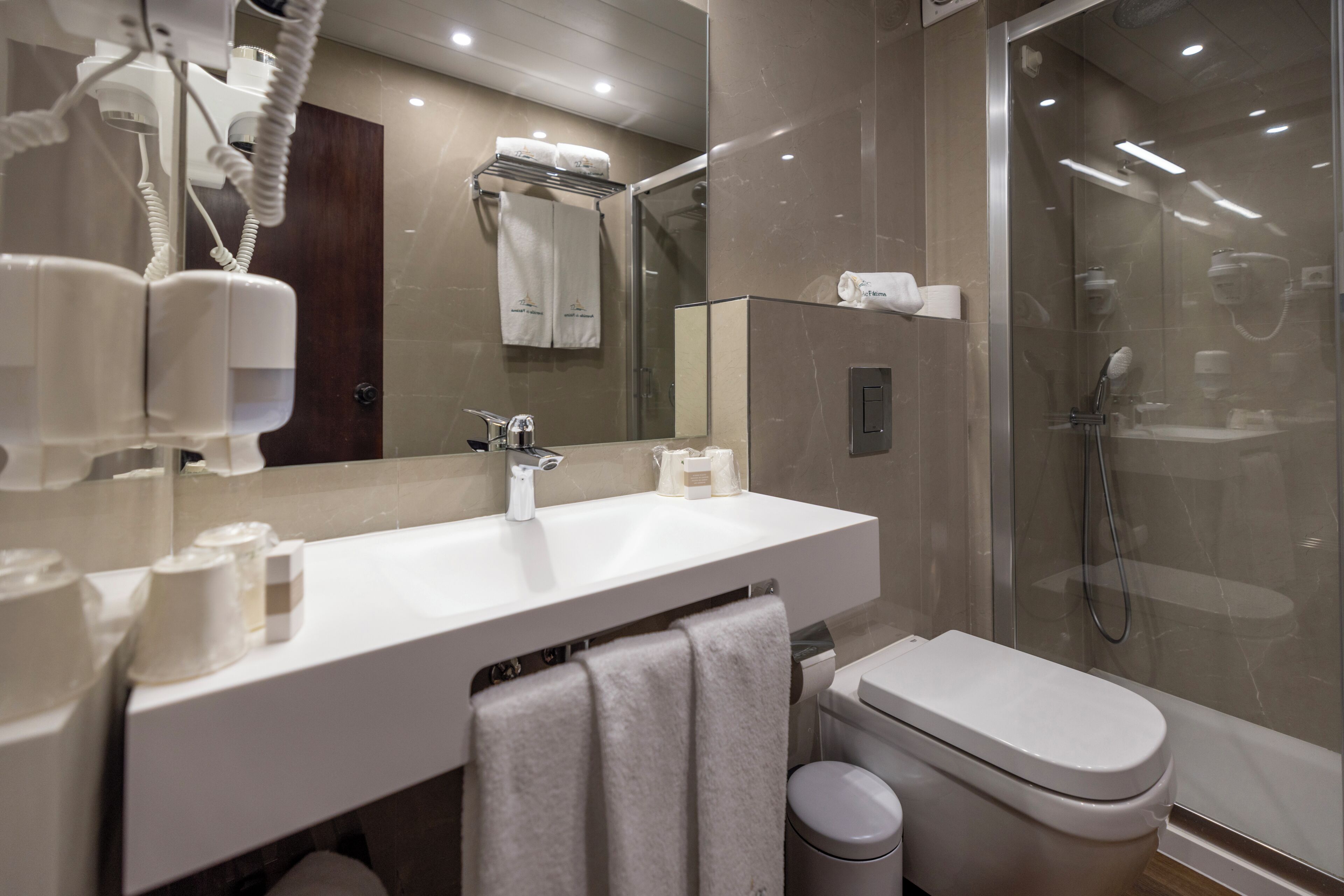 Suite | Kamar mandi | Perlengkapan mandi gratis, pengering rambut,  dan handuk