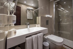Suite | Bathroom | Free toiletries, hair dryer, towels - Avenida de Fátima (Ourem)