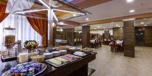 Café da manhã continental todos os dias (EUR 6 por pessoa) 