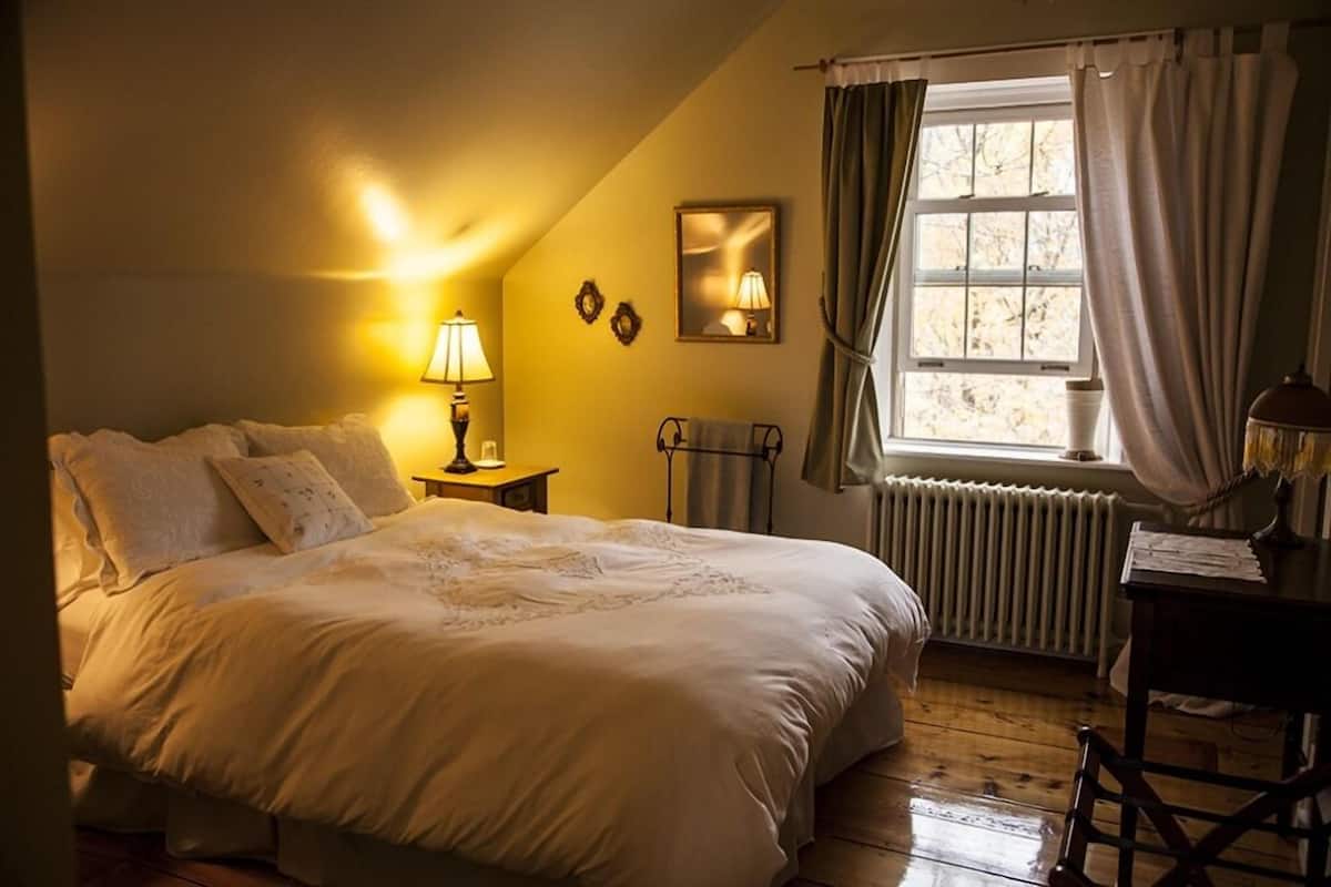 Standard Room, 1 Queen Bed, Private Bathroom | Individually decorated, individually furnished, desk, soundproofing