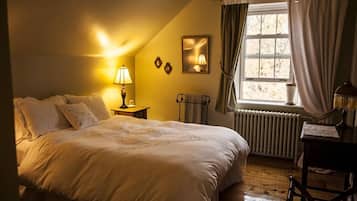 Standard Room, 1 Queen Bed, Private Bathroom | Individually decorated, individually furnished, desk, soundproofing