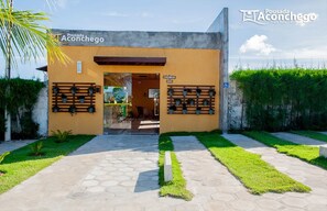 A building entrance with a sign reading "Pousada Aconchego." - Pousada Aconchego (Pitimbu)