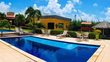 2 piscinas al aire libre (de 08:00 a 20:00), sombrillas, tumbonas