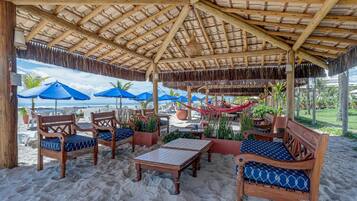 Een 32-inch lcd-televisie met kabelzenders en een televisie