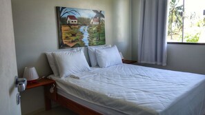 1 soverom, senger med overmadrass, skrivebord og blendingsgardiner