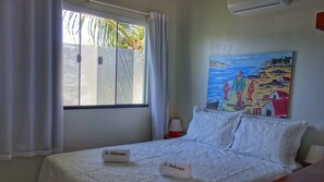 1 sovrum, bäddmadrasser, skrivbord och mörkläggningsgardiner