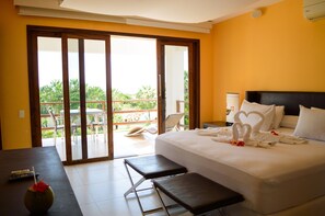 Ropa de cama de alta calidad y caja de seguridad en la habitación 