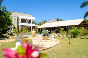 Una piscina al aire libre, sillones reclinables de piscina