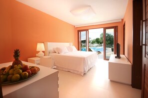 Ropa de cama de alta calidad y caja de seguridad en la habitación 