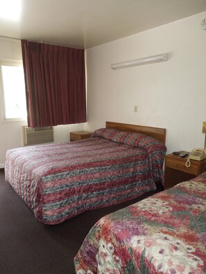 Desk, free WiFi - Lee's Motel (Edison)