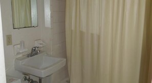 Shower, hair dryer, towels - Lee's Motel (Edison)