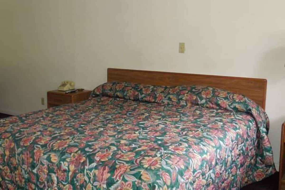 Zimmer, 1 King-Bett | Schreibtisch, kostenloses WLAN