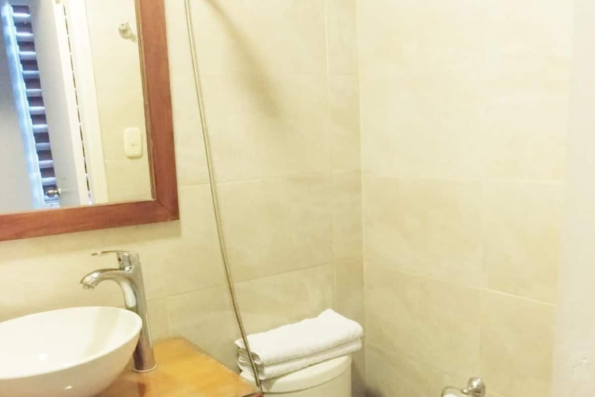 Baño | Regadera y secadora de cabello
