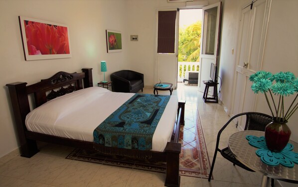 Suite Deluxe, vista al parque | Minibar, caja de seguridad en la habitación y escritorio 